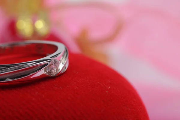 Kırmızıda Beyaz Altın Nişan Yüzüğü Kalp Şeklinde Mücevher Kutusu — Stok fotoğraf