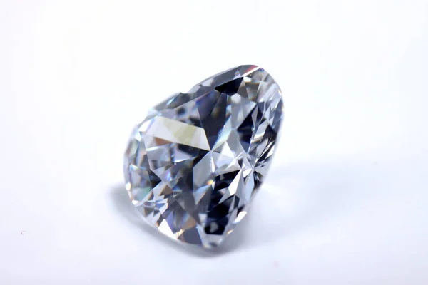 Macro Brote Corazón Forma Diamante Brillante Fondo Aislado —  Fotos de Stock