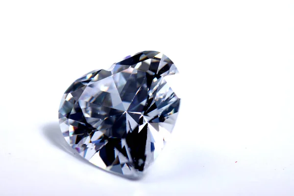 Makro Trieb Von Herzförmigen Funkelnden Diamanten Isolierten Hintergrund — Stockfoto