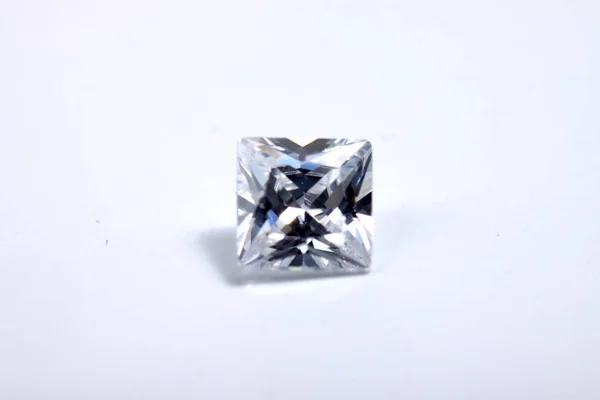 Brillant Funkelnden Klaren Diamanten Nahaufnahme Schießen Auf Isoliertem Hintergrund — Stockfoto