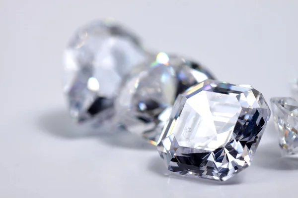 Close Sparare Diamante Magro Che Sfaccettato Asscher Forme Sfondo Isolato — Foto Stock