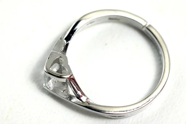 Witgouden Zilveren Kleur Verlovingsring Met Zirkoon Diamanten Kralen — Stockfoto
