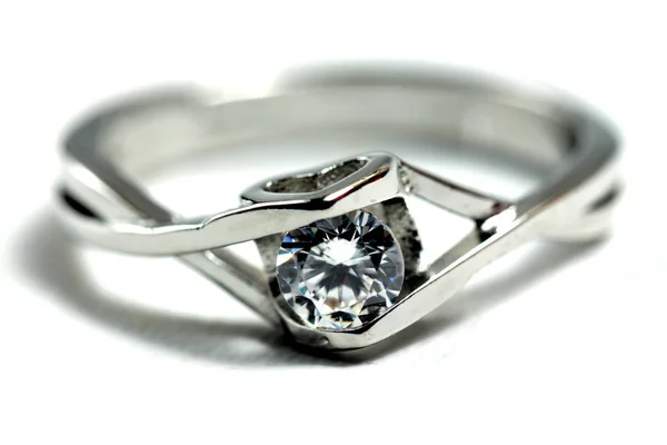 Zirvedeki Elmas Boncuklu Gümüş Nişan Yüzüğü — Stok fotoğraf