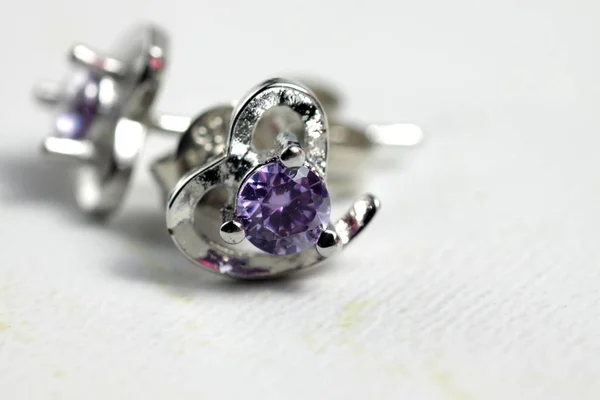 Close Ups Shot White Golden Heart Shaped Ear Stud Purple — 스톡 사진