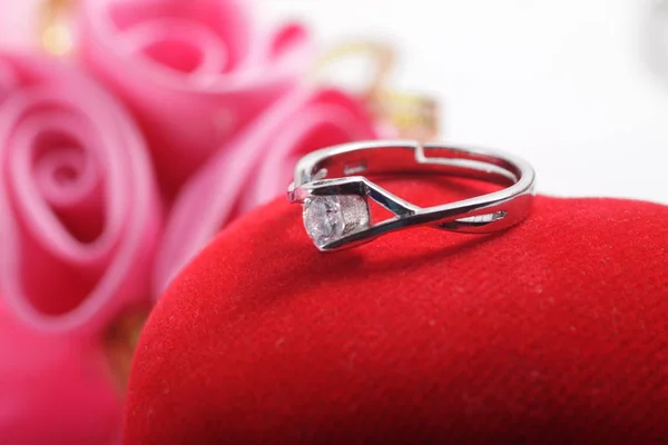 Zirvedeki Elmas Boncuklu Gümüş Nişan Yüzüğü — Stok fotoğraf