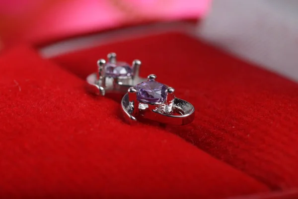 Close Ups Shot White Golden Heart Shaped Ear Stud Purple — 스톡 사진