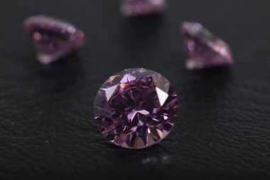 Mücevherler için çok renkli kristal zirkon elmaslarının yakın plan çekimleri. 