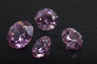 Mücevherler için çok renkli kristal zirkon elmaslarının yakın plan çekimleri. 