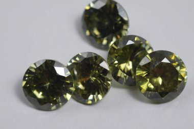 Mücevherler için çok renkli kristal zirkon elmaslarının yakın plan çekimleri. 