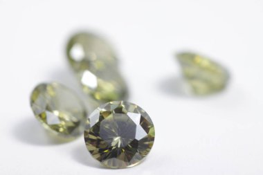 Mücevherler için çok renkli kristal zirkon elmaslarının yakın plan çekimleri. 