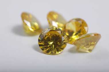 Mücevherler için çok renkli kristal zirkon elmaslarının yakın plan çekimleri. 