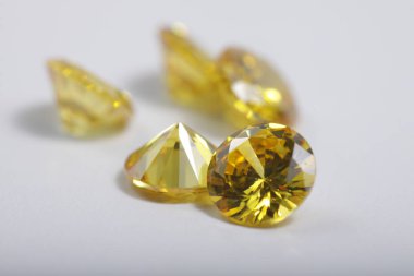 Mücevherler için çok renkli kristal zirkon elmaslarının yakın plan çekimleri. 