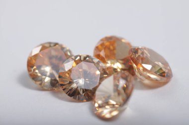 Mücevherler için çok renkli kristal zirkon elmaslarının yakın plan çekimleri. 