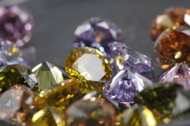 Mücevherler için çok renkli kristal zirkon elmaslarının yakın plan çekimleri. 