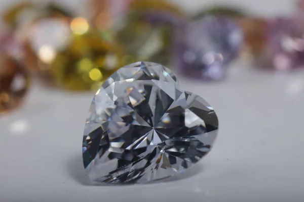Close Tiro Coração Brilhante Forma Cristal Colorido Contas Zircônia Diamante — Fotografia de Stock