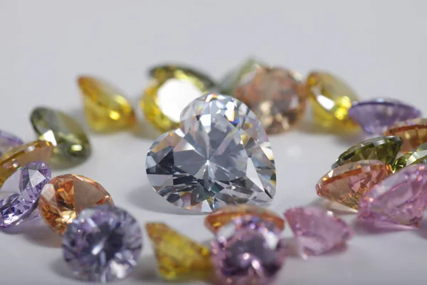 Close Tiro Coração Brilhante Forma Cristal Colorido Contas Zircônia Diamante — Fotografia de Stock