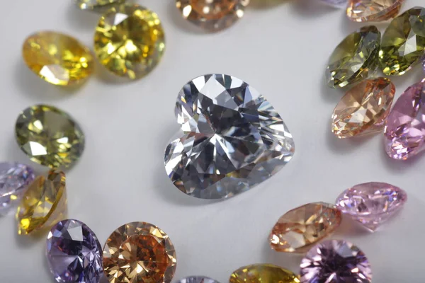 Close Shot Shiny Heart Shaped Colored Crystal Zirconia Diamond Beads — 스톡 사진