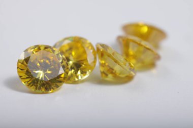 Mücevherler için çok renkli kristal zirkon elmaslarının yakın plan çekimleri. 