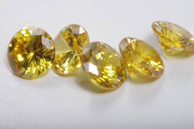 Mücevherler için çok renkli kristal zirkon elmaslarının yakın plan çekimleri. 