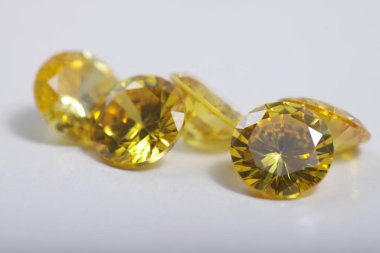 Mücevherler için çok renkli kristal zirkon elmaslarının yakın plan çekimleri. 