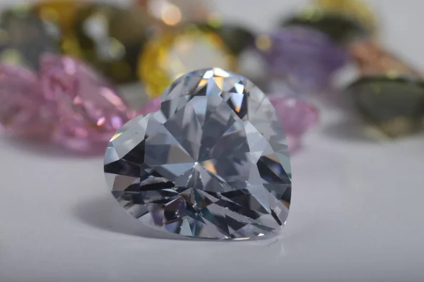 Nahaufnahme Glänzender Herzförmiger Und Farbiger Kristall Zirkonia Diamantperlen Für Schmuck — Stockfoto