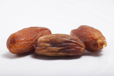 Tunus tarihlerinin makro çekimi / Phoenix Dactylifera beyaz izole bir arkaplanda