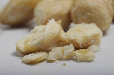 Endonezya 'da kanser olarak da bilinir. Genellikle Asya yemeklerinde baharat olarak kullanılan bir bitkidir.