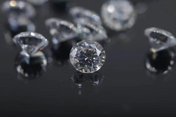 珠宝用美丽晶莹的氧化锆金刚石珠子近照 — 图库照片