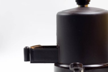 Kahverengi elle kahve öğütücü.