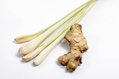 Yakın çekim otlar, zencefil, karaciğer, galangal, limon otu. Bunlar yemek pişirmek için kullanılabilir. Tıbbi amaçlı olarak da geleneksel ilaç olarak kullanılabilir.. 
