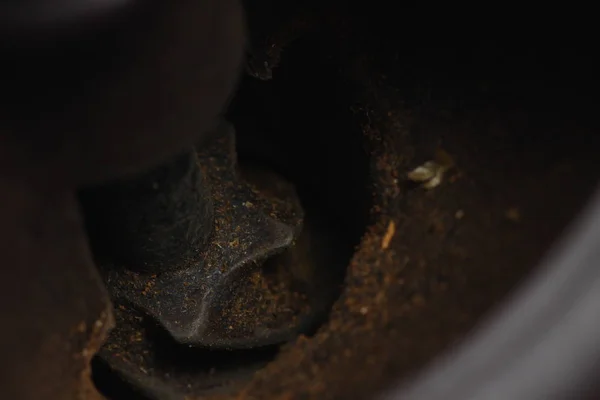 棕色人工咖啡豆研磨机 — 图库照片