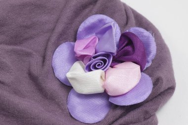 El yapımı mor menekşe kumaş çiçeği  