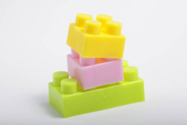 çok renkli plastik tuğlalar çocuklar için oyuncaklar