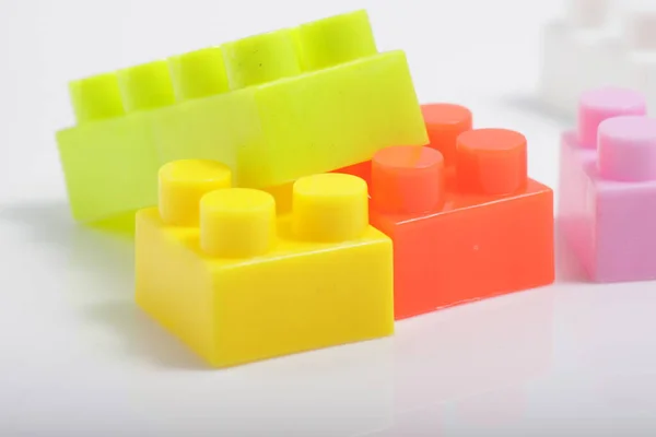 Çok Renkli Plastik Tuğlalar Çocuklar Için Oyuncaklar — Stok fotoğraf