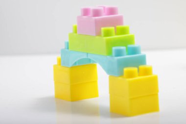 çok renkli plastik tuğlalar çocuklar için oyuncaklar