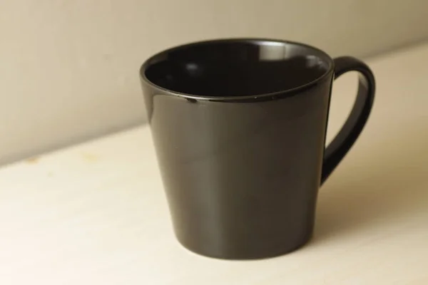 Taza Porcelana Negra Sobre Una Mesa Madera Brillante — Foto de Stock