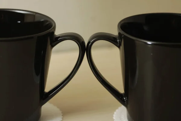 Fekete Porcelán Csésze Egy Fényes Asztalon — Stock Fotó