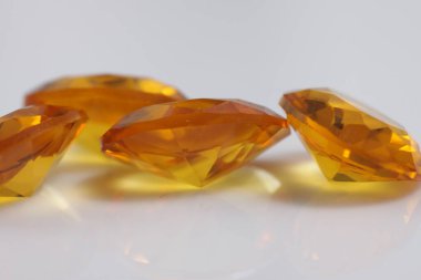 Güzel renkteki kristal elması yakından çek - mücevher boncukları gibi. 