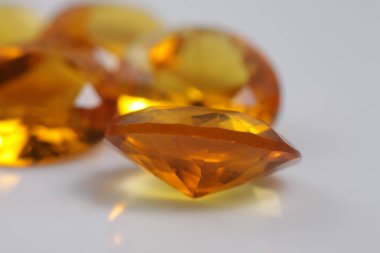Güzel renkteki kristal elması yakından çek - mücevher boncukları gibi. 