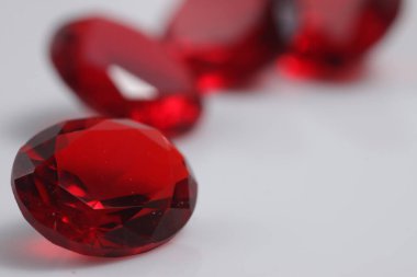 Güzel renkteki kristal elması yakından çek - mücevher boncukları gibi. 