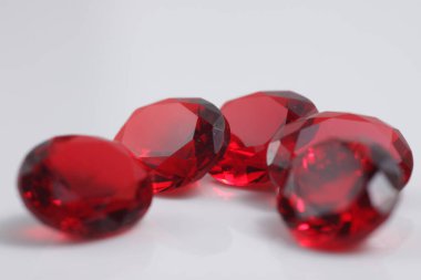 Güzel renkteki kristal elması yakından çek - mücevher boncukları gibi. 