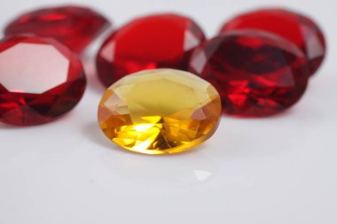 Güzel renkteki kristal elması yakından çek - mücevher boncukları gibi. 