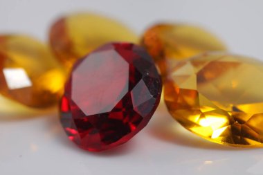 Güzel renkteki kristal elması yakından çek - mücevher boncukları gibi. 