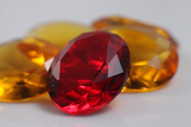 Güzel renkteki kristal elması yakından çek - mücevher boncukları gibi. 