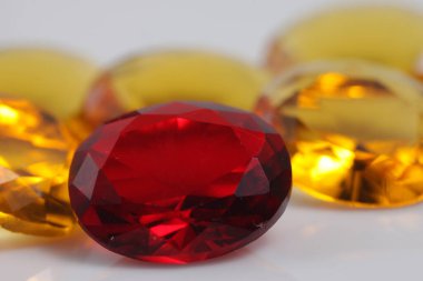 Güzel renkteki kristal elması yakından çek - mücevher boncukları gibi. 
