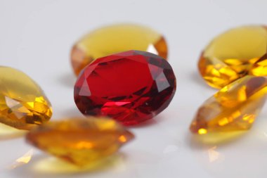 Güzel renkteki kristal elması yakından çek - mücevher boncukları gibi. 