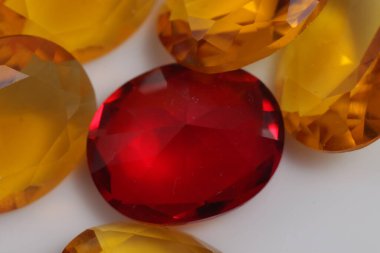 Güzel renkteki kristal elması yakından çek - mücevher boncukları gibi. 