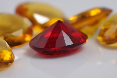 Güzel renkteki kristal elması yakından çek - mücevher boncukları gibi. 