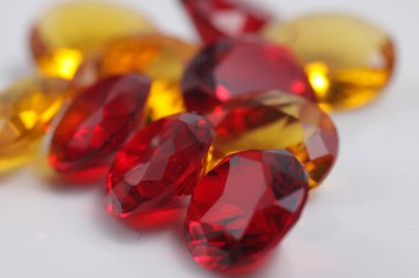 Güzel renkteki kristal elması yakından çek - mücevher boncukları gibi. 