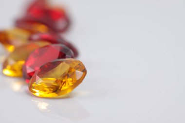 Güzel renkteki kristal elması yakından çek - mücevher boncukları gibi. 